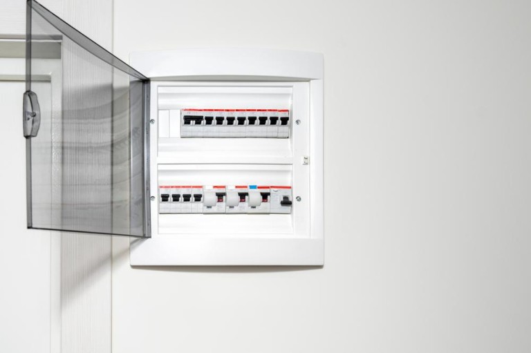 Comment assurer la conformité électrique de votre habitation au Gué-de-Longroi?