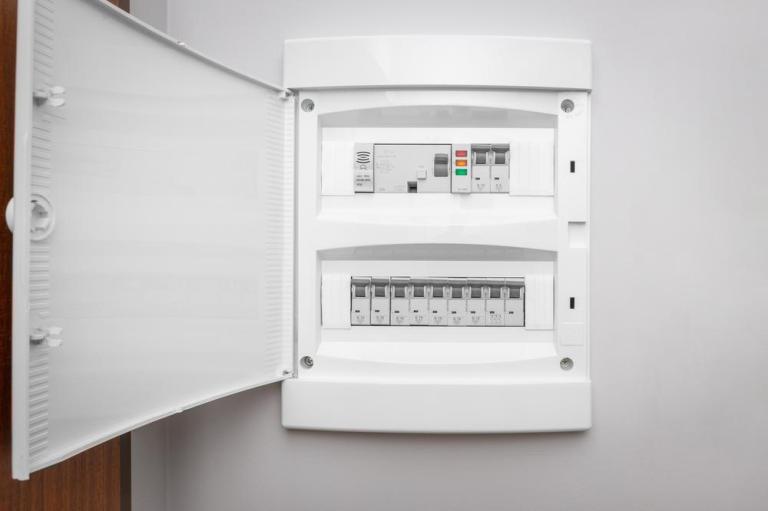 Quand faut-il vérifier le câblage électrique d'une maison à Chartres ?